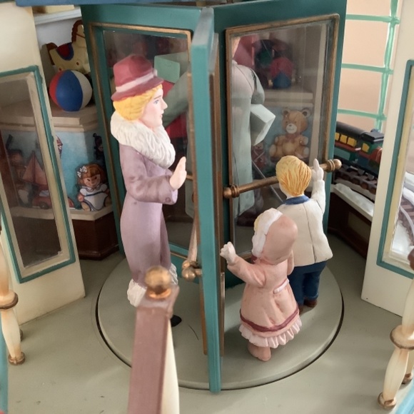 Enesco Toy Emporium music box - Picture 3 of 9